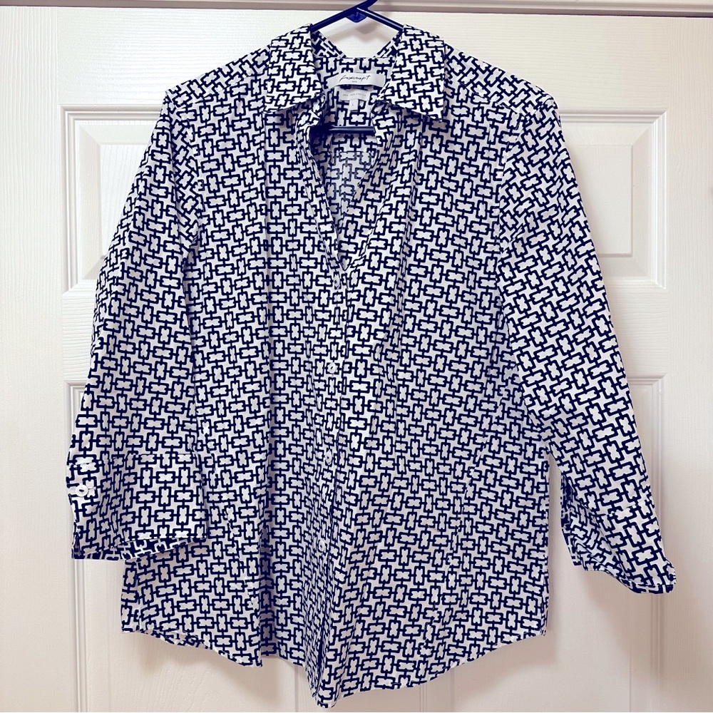 Women’s geometric design 3/4 length sleeve navy and white  design